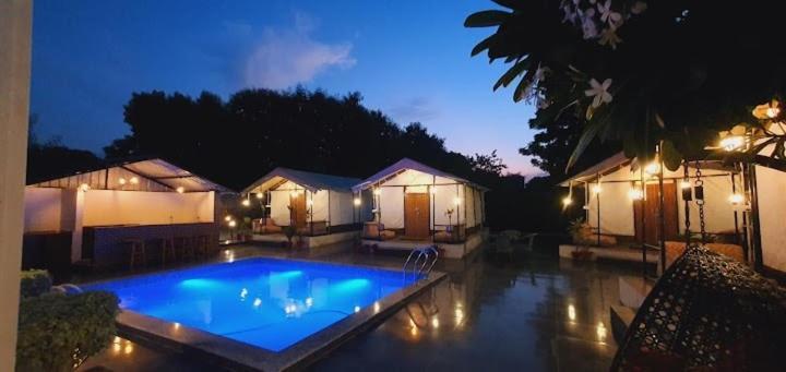 Luxury Farmhouse In Chhatarpur With Pool New Delhi Exterior photo