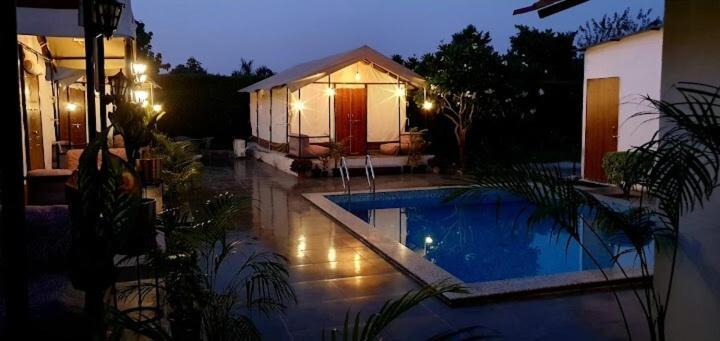 Luxury Farmhouse In Chhatarpur With Pool New Delhi Exterior photo