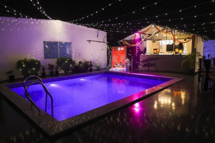 Luxury Farmhouse In Chhatarpur With Pool New Delhi Exterior photo