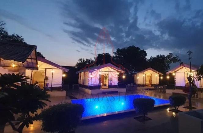 Luxury Farmhouse In Chhatarpur With Pool New Delhi Exterior photo