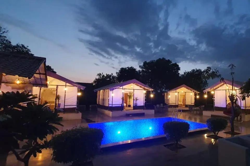 Luxury Farmhouse In Chhatarpur With Pool New Delhi Exterior photo
