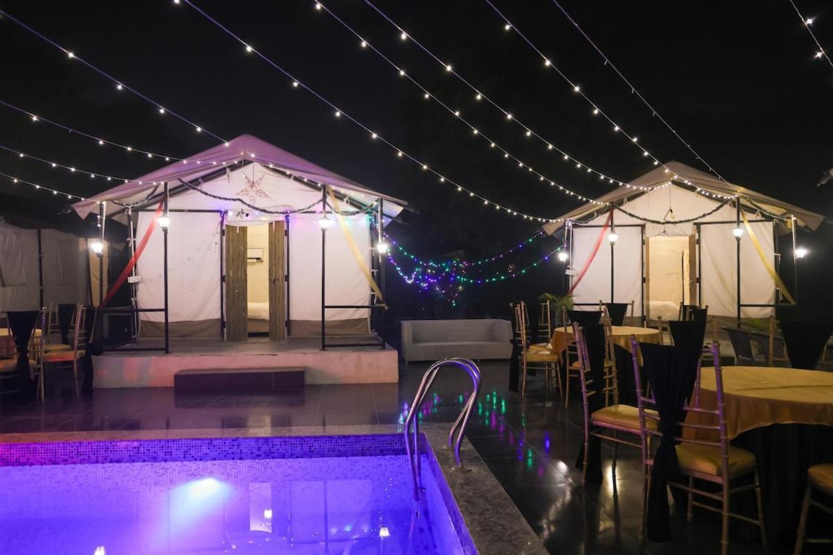 Luxury Farmhouse In Chhatarpur With Pool New Delhi Exterior photo